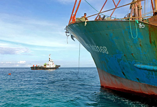 Tàu cá Ming Long Yu 63168 được kéo khỏi bãi san hô Tubbataha