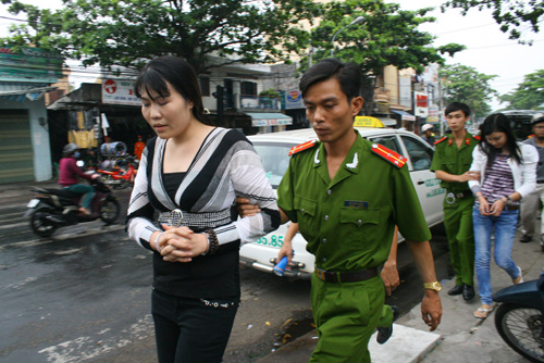 Trâm Anh và Hương lúc bị bắt giữ