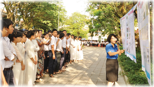 Đông đảo học sinh tham dự cuộc triển lãm