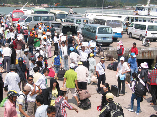 Hành khách chờ lên tàu tại bến Bãi Vòng Phú Quốc