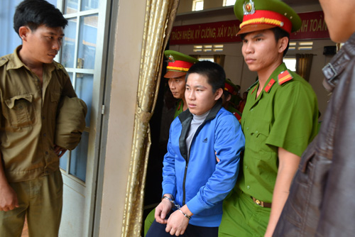 Nguyễn Thành Luận rời phòng xử án