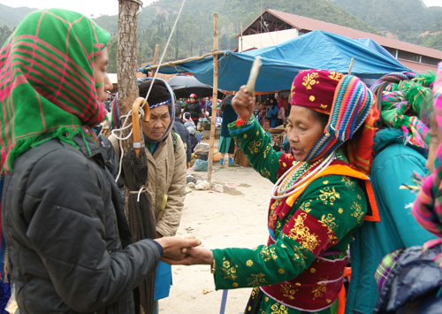 Vung tay và hát những câu tiếng Mông khiến những người Mông xung quanh cũng khó hiểu