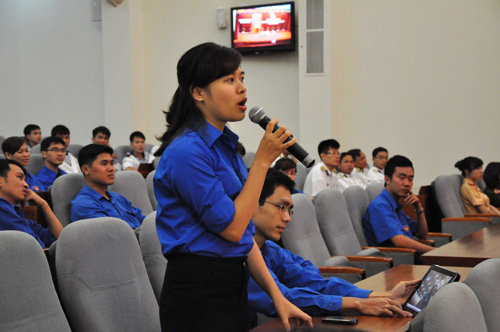 Chị Phạm Thị Thu Hà, đại diện Đoàn khối cơ quan của tỉnh đặt câu hỏi với các đại biểu 