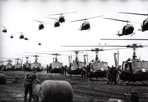 Khí tài hiện đại của quân đội miền Nam Việt Nam và Mỹ mỗi khi rời căn cứ ở khu vực Sài Gòn thập niên 60 của thế kỷ 20...