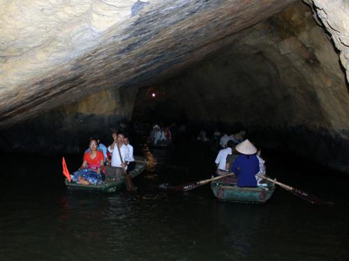 Còn những du khách tham dự lễ hội thì đi bằng thuyền xuyên qua các hang động kỳ thú của Tràng An vào Đền Trần 4
