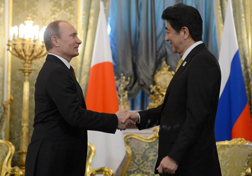 Tổng thống Putin (trái) tiếp Thủ tướng Abe tại Điện Kremlin 