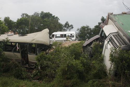 Xe khách đối đầu xe container, 4 người chết và khoảng 10 người bị thương 5