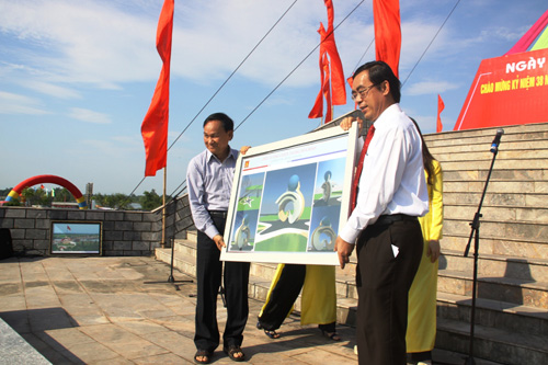 Ông Nguyễn Tấn Vạn, Chủ tịch Hội kiến trúc sư Việt Nam (trái) trao mẫu thiếu kế biểu tượng hòa bình cho ông Nguyễn Đức Chính, Phó Chủ tịch thường trực UBND tỉnh Quảng Trị