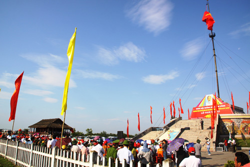 Đông đảo khánh du lịch, người dân địa phương tham dự ngày hội thống nhất non sông tại khu di tích lịch sử đôi bờ Hiền Lương- Bến Hải 1