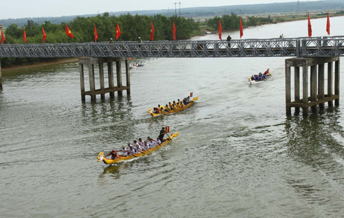 Giải đua thuyền truyền thống diễn ra hết sức sôi nổi trên sông Hiền Lương 1