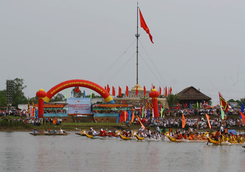 Giải đua thuyền truyền thống diễn ra hết sức sôi nổi trên sông Hiền Lương