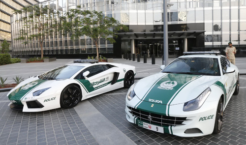 Cảnh sát Dubai đã có đủ “ngựa chiến” Ferrari (phải) lẫn “bò tót” Lamborghini 