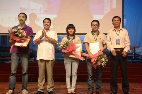 Ban tổ chức trao giải cho các thiết kế đạt giải (SV ĐH Kiến trúc Hà Nội Trần Thị Thanh Nhàn, người đạt giải nhất, đứng giữa)