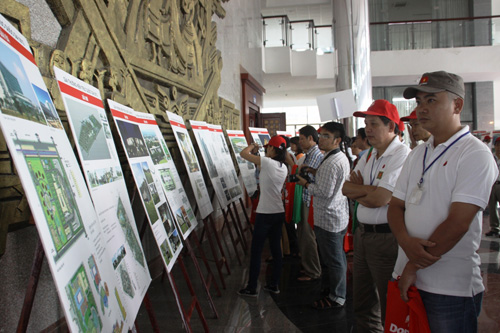  Các kiến trúc sư trẻ xem các bản thiết kế đạt giải thưởng kiến trúc quốc gia năm 2012