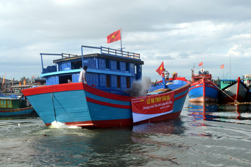 Trao gần 3 tỉ đồng hỗ trợ ngư dân bị nạn ở Hoàng Sa