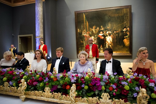 Nữ hoàng Hà Lan Beatrix (giữa) chủ trì một buổi ăn tối tại Bảo tàng Quốc gia ở thủ đô Amsterdam vào hôm 29.4, với sự tham dự của (từ trái sang) Nữ Công tước Anh Camilla, Thái tử Nhật Bản Nahurito, Công chúa Ma Rốc Lalla Salma, Hoàng tử Hà Lan Willem-Alexander, Thủ tướng Hà Lan Mark Rutte và Công chúa Hà Lan Maxima