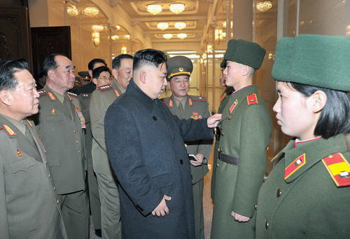 Kim Jong-un gặp gỡ các học sinh trường “điểm” Mangyongdae, lực lượng “nòng cốt” của Quân đội Nhân dân Triều Tiên – Ảnh: Reuters 