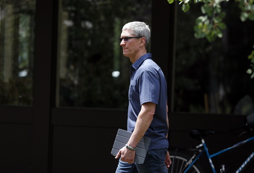 Đang có thông tin râm ran rằng Apple đang tìm người thay thế CEO Tim Cook - Ảnh: Reuters