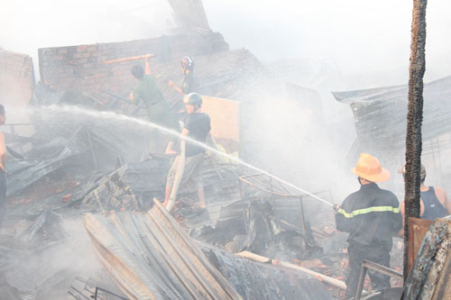 Cháy lớn thiêu rụi trên 50 căn nhà 8