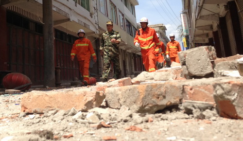 Động đất ở Tứ Xuyên, hơn 100 người chết