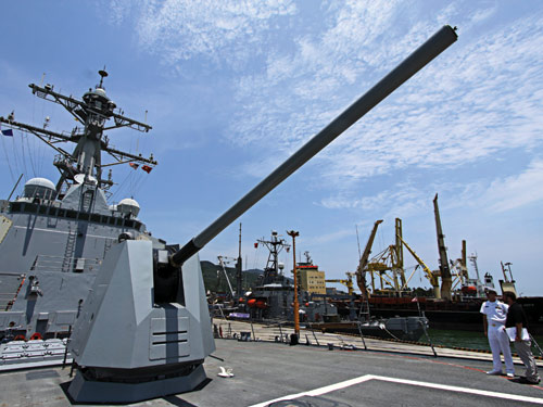 Tàu hải quân Mỹ cập cảng Đà Nẵng