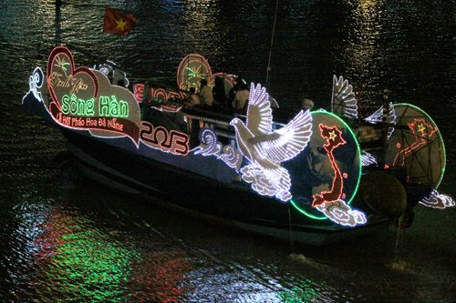 thuyền hoa trên sông Hàn - ảnh: Nguyễn Tú
