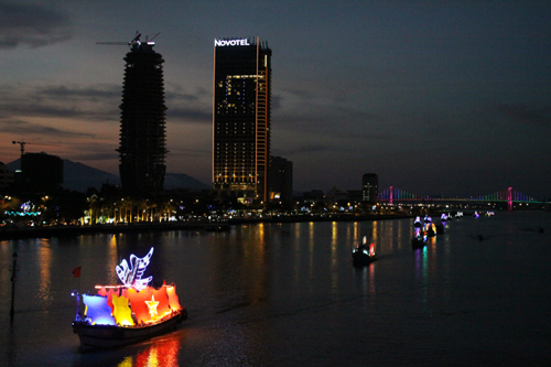 thuyền hoa trên sông Hàn - ảnh Nguyễn Tú