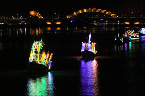 thuyền hoa trên sông Hàn - ảnh Nguyễn Tú