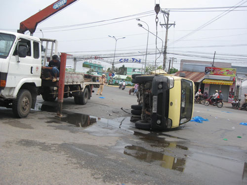 Xe du lịch tông xe tải lật nhào