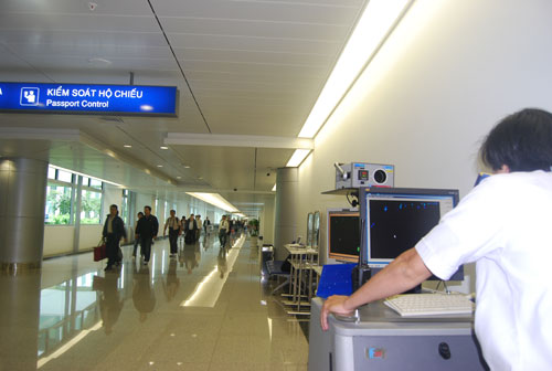 Đặt 3 máy đo thân nhiệt kiểm soát cúm A/H7N9 ở sân bay Tân Sơn Nhất