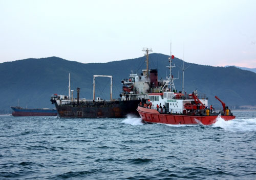 Bắt một tàu nước ngoài xâm phạm vùng biển Việt Nam 1