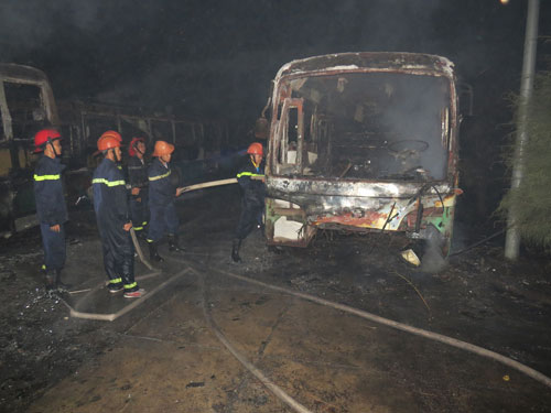 Nghi án 11 xe buýt bị phóng hỏa