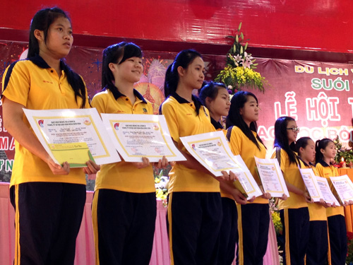 Suối Tiên trao 50 suất học bổng cho học sinh, sinh viên dân tộc thiểu số