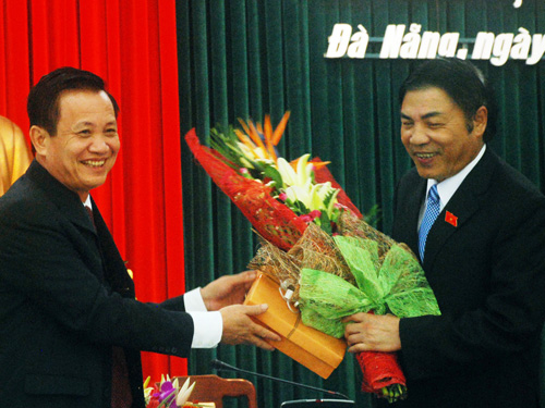 Ông Trần Thọ tặng hoa ông Nguyễn Bá Thanh
