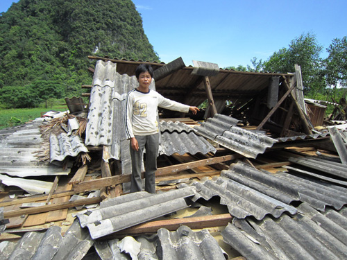 Lốc xoáy, mưa đá làm sập, tốc mái nhiều nhà dân