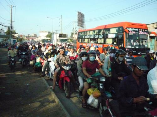 Các phương tiện uể oải di chuyển về thành phố ở cửa ngõ phía Tây qua ngã tư An Lạc, huyện Bình Chánh sáng nay 2