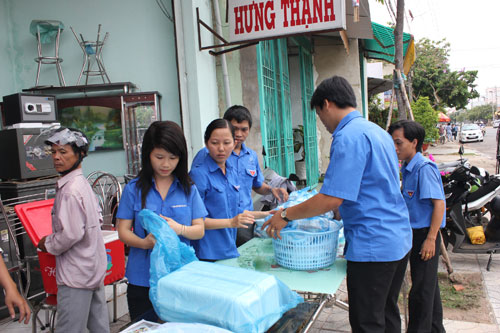 Suất cơm yêu thương được phát miễn phí cho các em thí sinh tại khu vực thị xã Tây Ninh sáng 2.6 2