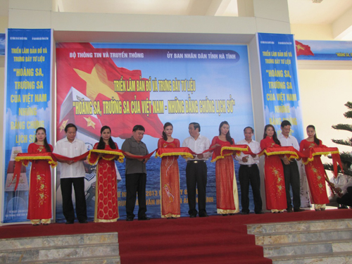 Lãnh đạo Bộ Thông tin Truyền thông và UBND tỉnh Hà Tĩnh cắt băng khai mạc triển lãm
