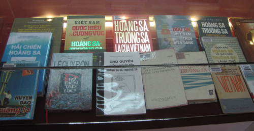 Sách tư liệu về biển đảo Việt Nam trưng bày tại buổi triễn lãm