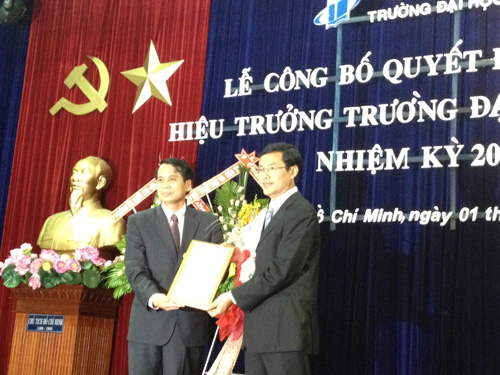 Tiến sĩ Nguyễn Văn Phúc (phải) nhận quyết định bổ nhiệm