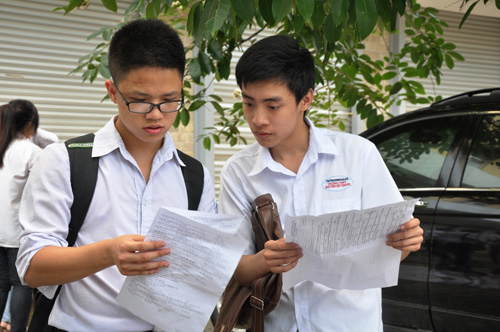 Các em học sinh trường THPT Nguyễn Tất Thành kiểm tra lại kết quả sau bài thi môn Hóa chiều nay