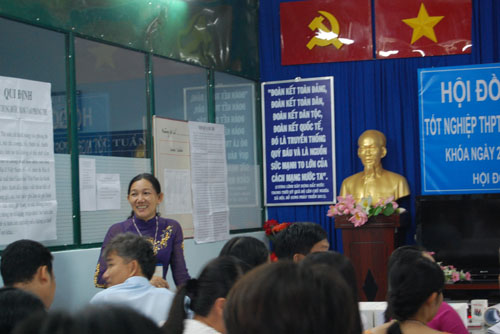 Bà Đào Thị Thu Thủy, Chủ tịch Hôi đồng thi, động viên thí sinh trước buổi thi