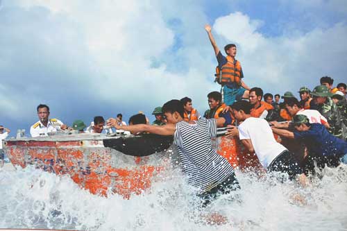 Đẩy xuồng ra biển để trở về tàu lớn”