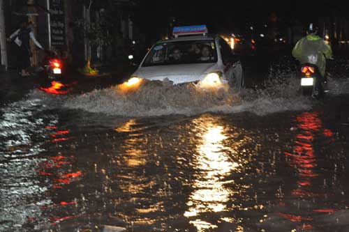 Trận mưa xối xả kéo dài lúc 20 giờ 15 phút đến 21 giờ khiến nhiều tuyến phố Hà Nội ngập nặng