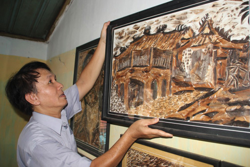 Cựu binh - họa sĩ Đinh Ngọc Đạt với bức tranh lông gà về chùa Cầu tại Hội An
