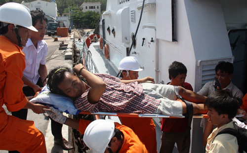 Anh Htaung Gyilian Kyaw được chuyển lên bờ đưa đi cấp cứu 2