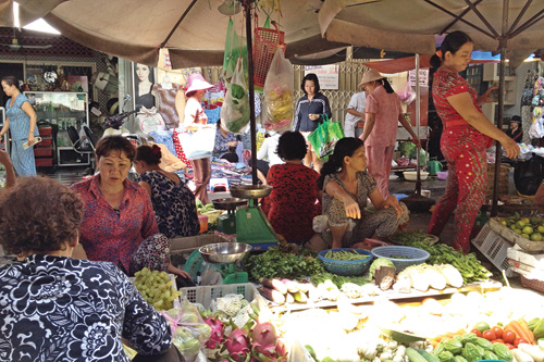 Tiểu thương không cố định chợ Nguyễn Văn Trỗi phải chịu mức phí chợ tăng 750% từ tháng 3 năm nay