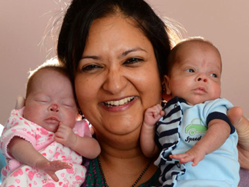 Cô Sarita Sundaj cùng hai bé chào đời sau