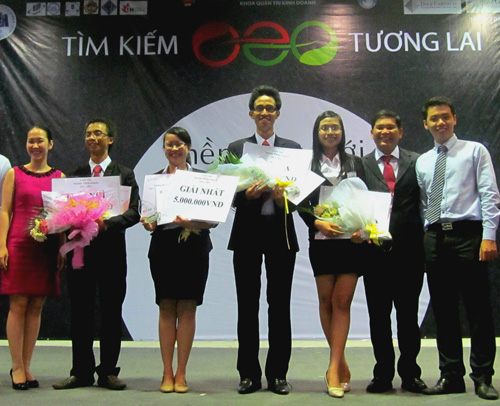 Lê Nguyễn Thảo Nguyên (thứ 3, từ trái qua) đạt giải nhất cuộc thi “Tìm kiếm CEO tương lai”