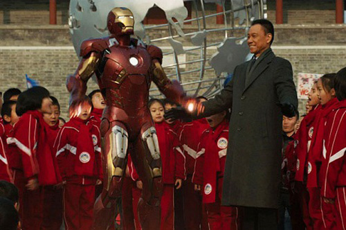 Cảnh quay Người Sắt bay lên thực hiện tại cổng Vĩnh Định Môn, Bắc Kinh đã bị cắt bỏ trong phiên bản quốc tế của Iron Man 3 - Ảnh chụp từ trailer Iron Man 3 phiên bản Trung Quốc